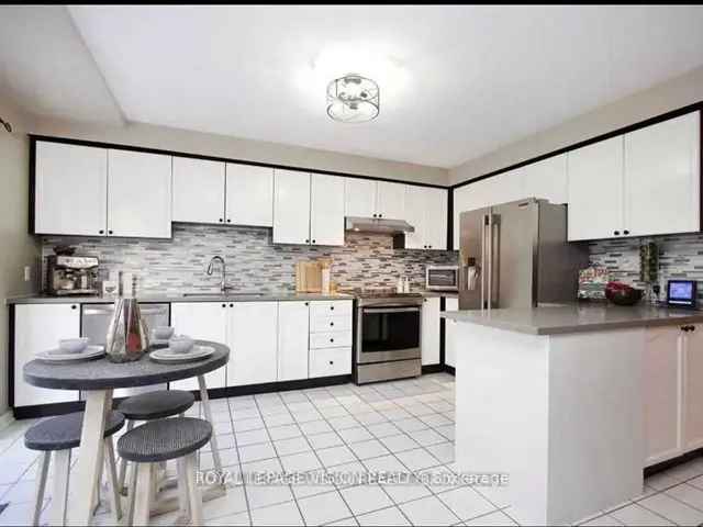 3 Bedroom 3 Washroom Townhouse in Oshawa Near Schools and Universities