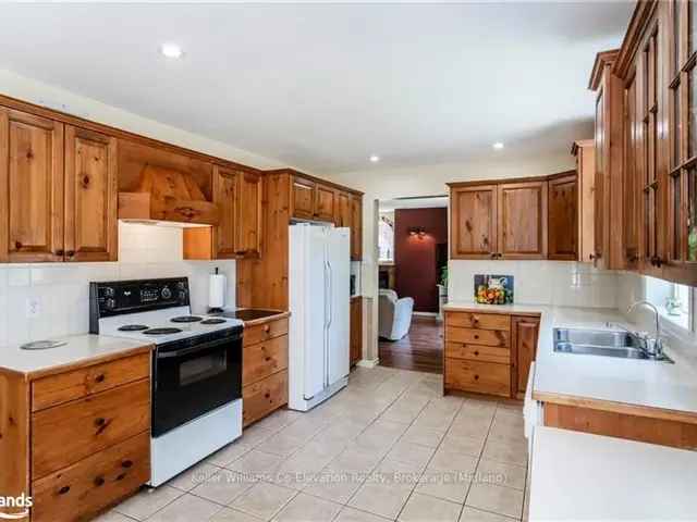 Family Home in Wasaga Sands: 3 Beds, 2-Car Garage, Private Backyard