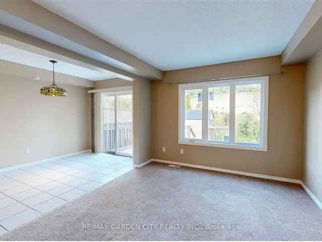 Townhouse For Sale in Grimsby, Ontario