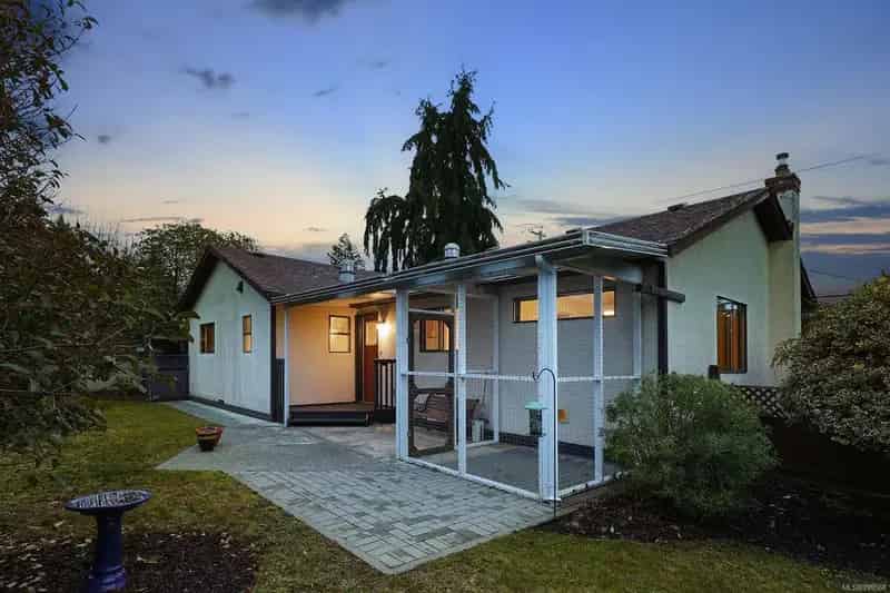 Charming Comox Rancher - Downtown Location
