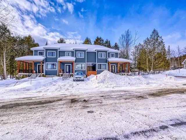 3-Bedroom Corner House in Estrie Near Skiing