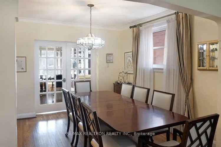 Charming 2-Storey Home in Lawrence Manor