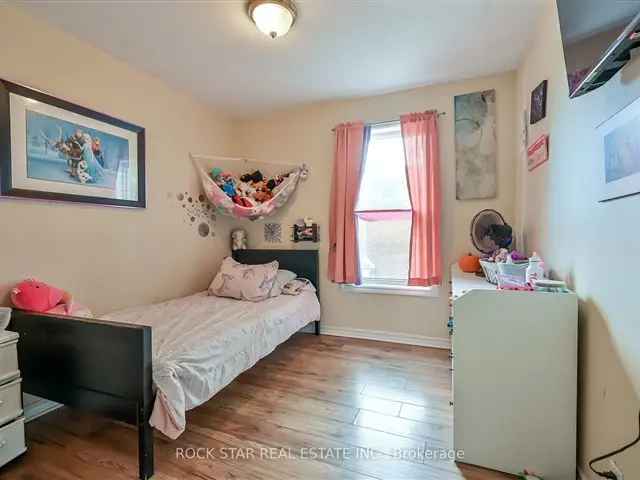 House For Sale in Hamilton, Ontario