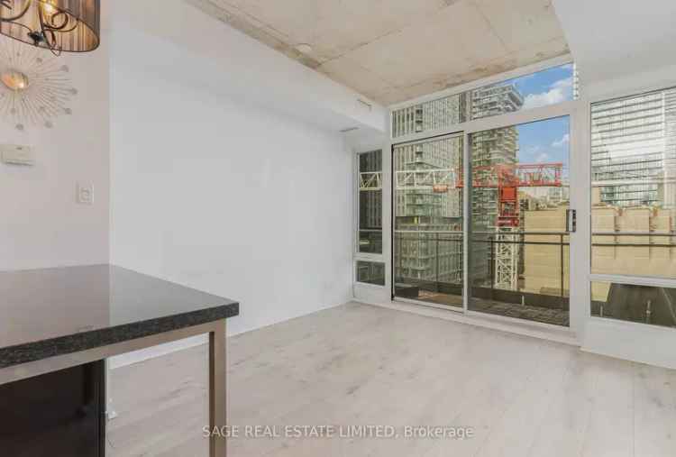 Modern 1+Den Condo near Yonge Subway - 675+ sqft