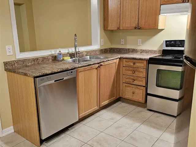 Bright Spacious Townhome Immediate Occupancy Stainless Steel Appliances Central AC