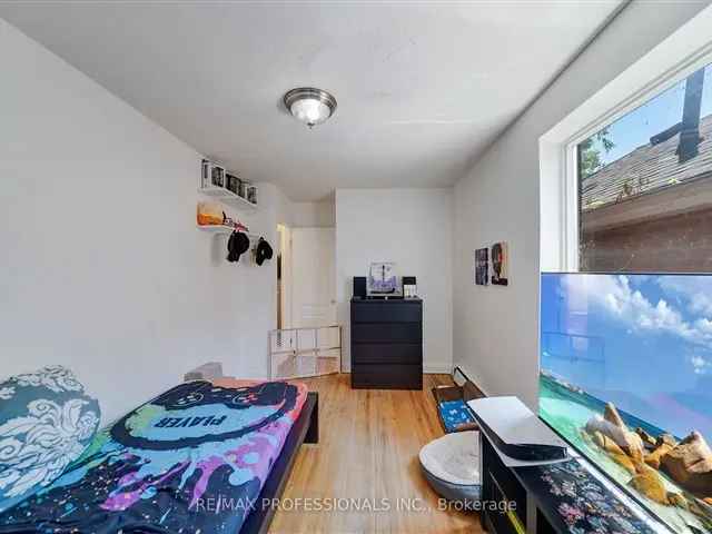 House For Sale in Toronto, Ontario