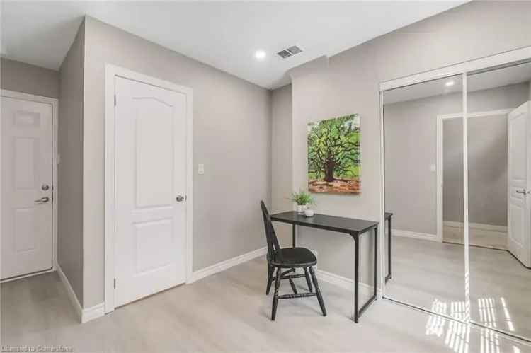 Kitchener Townhouse Near Google 2 Beds 4 Baths Private Parking