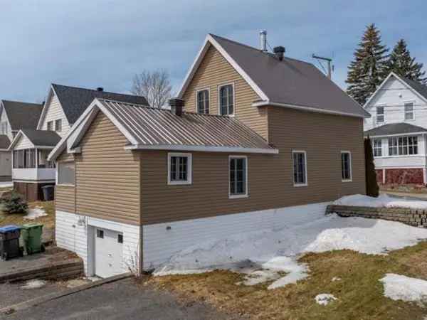 1.5 Storey House Near Lac Temiscouata - Renovated
