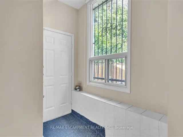 Townhouse For Sale in Hamilton, Ontario