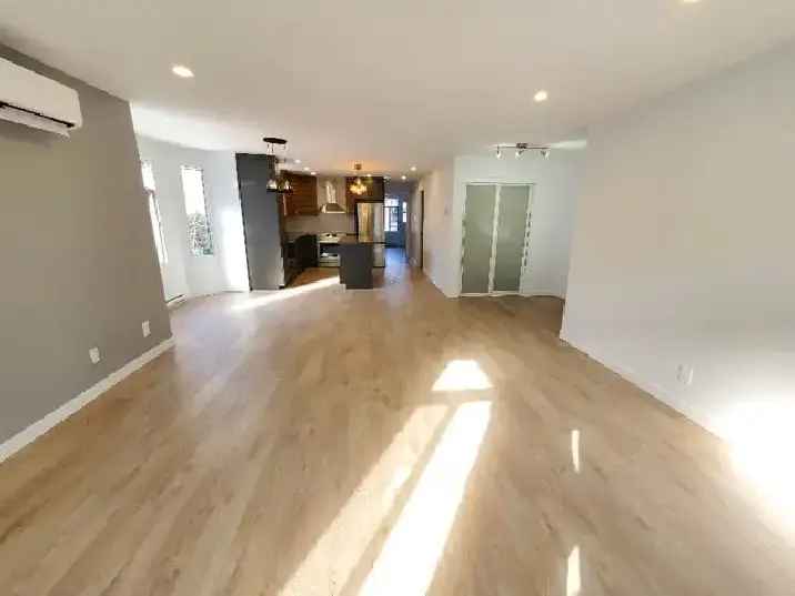 Rosemont Luxury 2-Bedroom Condo July 1st