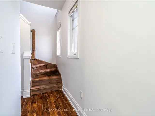 Luxury Ancaster Townhouse 3 Beds 2 Baths Newly Renovated