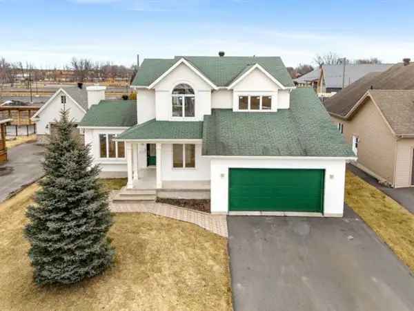 6 Bedroom House with Pool and Garage in Ste-Anne-de-Sorel
