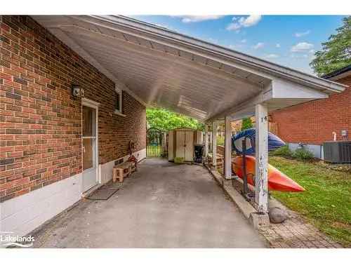 4-Bedroom Raised Bungalow Near Downtown Collingwood