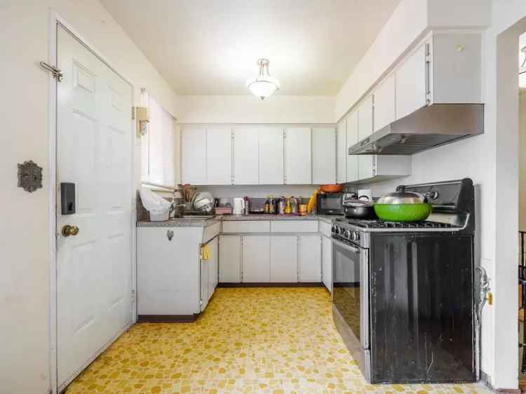 7-Bed 2-Level Home in Vancouver East Near Joyce Station