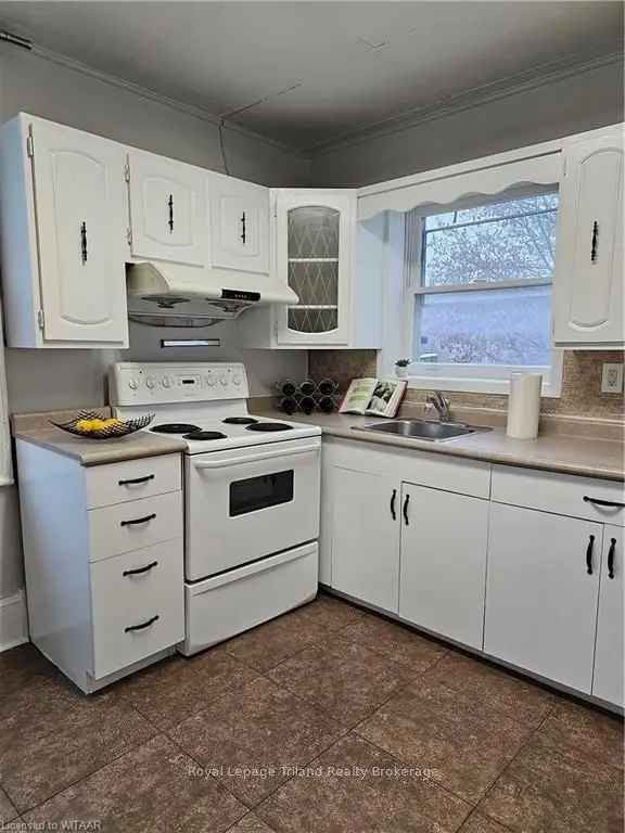 House For Sale in Woodstock, Ontario