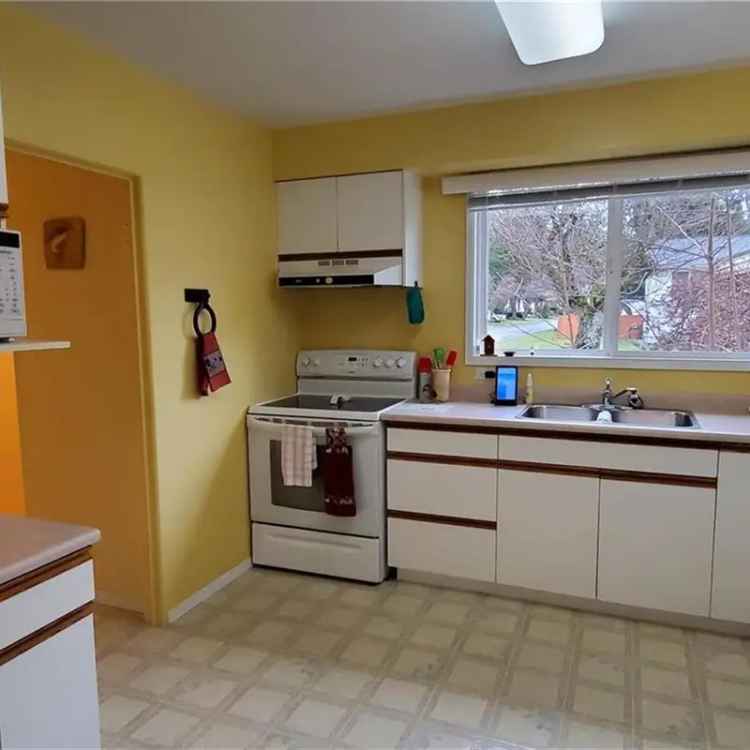 Townhouse for Sale: 3 Beds, 2 Baths, End Unit, No Strata Fees