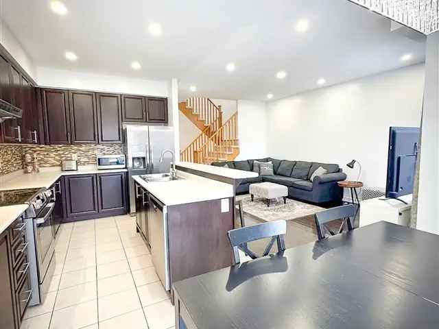 Stunning 3-Bedroom Townhome 2200 Sqft Family Home Near Parks