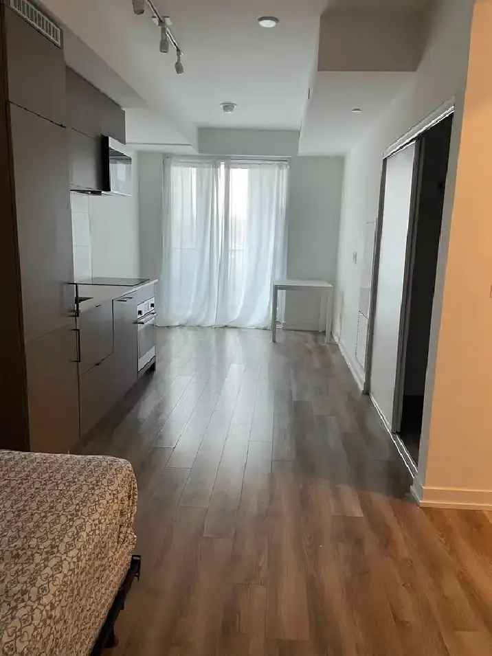 Studio Rental in Heart of Downtown Toronto with Great Amenities