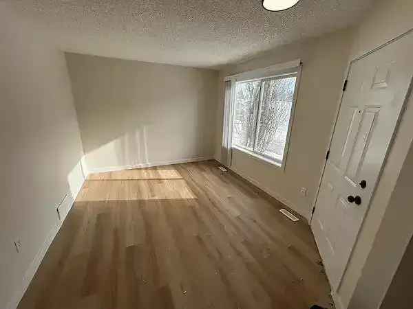 2 Bed 2 Bath Townhouse in Spruce Grove 893 sq ft