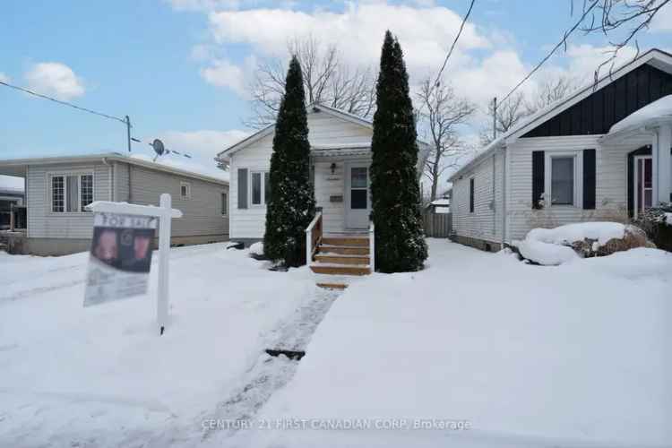 Bungalow for Sale in Old South with Spacious Bedrooms and Fenced Backyard