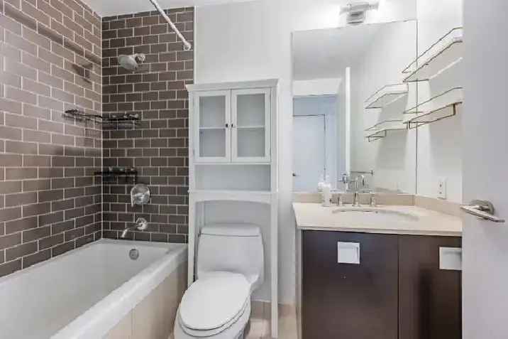 Rent Modern Bachelor Condo Near Bloor/Yonge Subway in Luxury Building