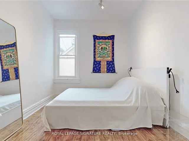 2-Bedroom Trinity-Bellwoods Row House Near Dundas Street