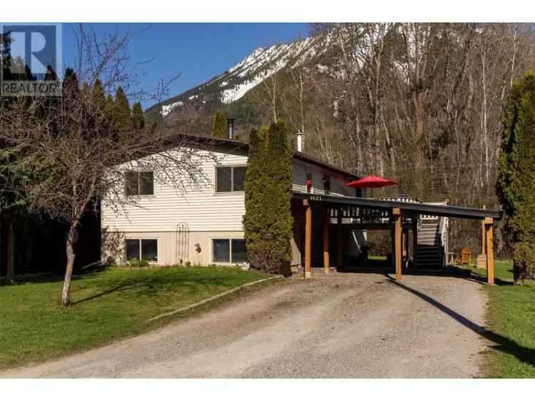 3-Bedroom Fernie Home Backing Onto Annex Park