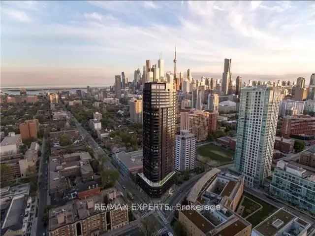 Lease 2 Bedroom Apartment in Toronto with City Views and Amenities