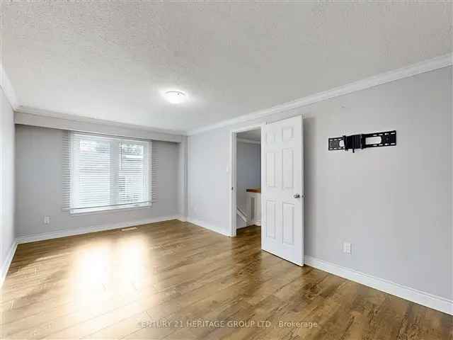 Cozy 3-Bedroom Townhouse with Basement Apartment Near Yonge and 16th