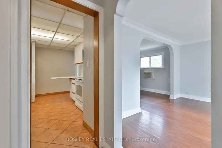 Davisville Village Bungalow 2+2 Beds 2 Baths Family Home