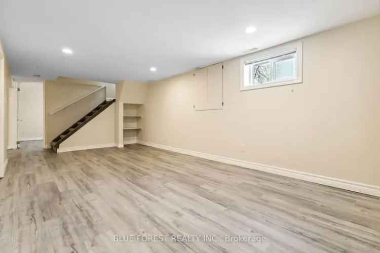 House For Sale in Columbia Street West, Waterloo, Ontario