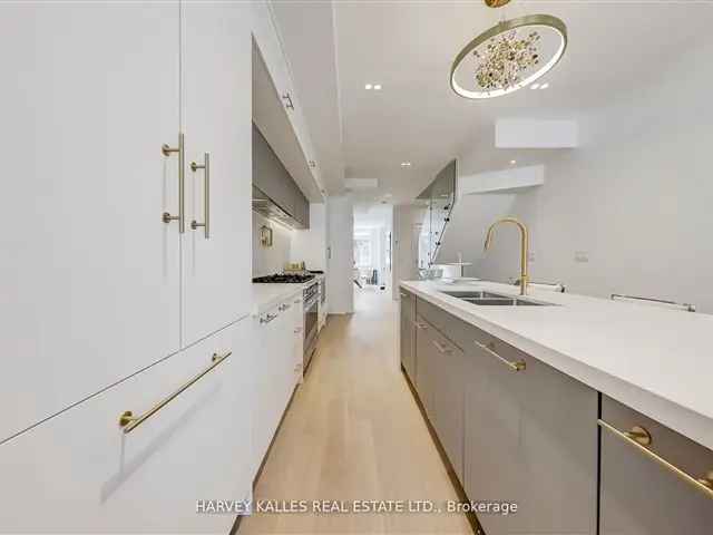 Luxury 4-Bed Townhome in Willowdale West - Elevator, 2 Parking Spots