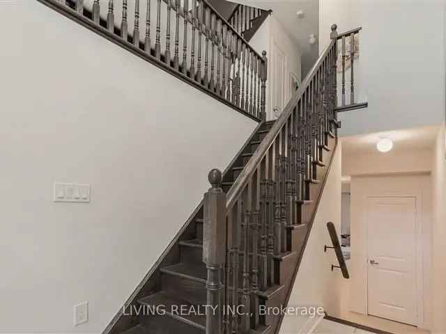 Luxury Modern Townhome - Freehold - Low Maintenance