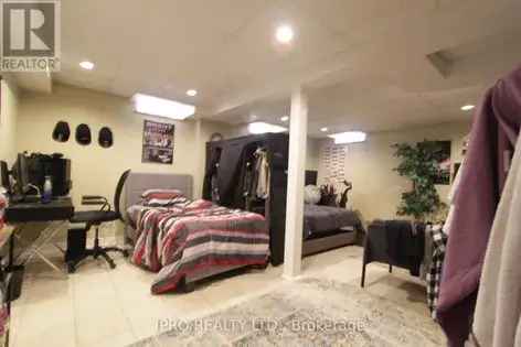 3 Bedroom 275m² Semi-Detached House in Mississauga