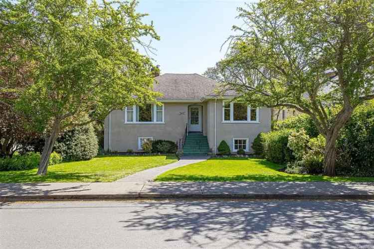 Oak Bay 4-Bedroom Home Ocean View Updated Kitchen Family Ideal