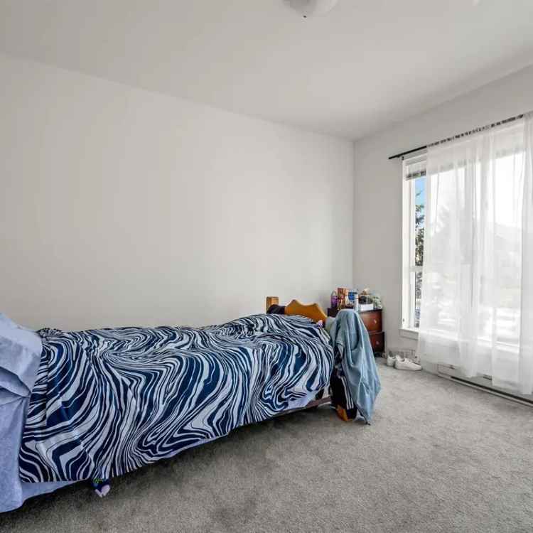 Stylish 2 Bedroom Condo For Sale Near Shopping and Trails