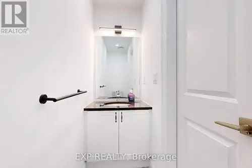 Modern Townhouse in Mineola Mississauga