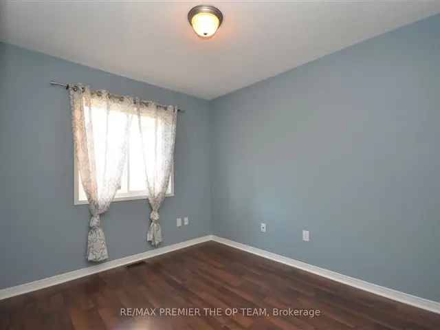 Bradford 3 Bedroom Townhome  Hardwood Floors Granite Counters