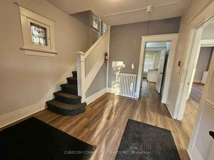 Riverdale 7-Bedroom Home Near Withrow Park