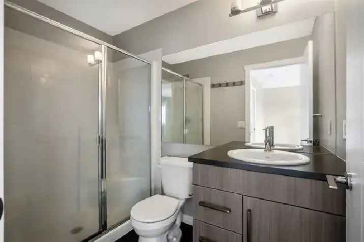 Large 2 Bed Townhome in Cochrane Available May 1