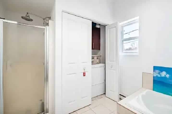 Bright 709 sq ft Corner Condo Unit Near Metro Frontenac