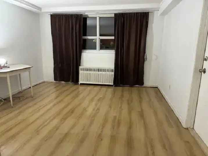 3 Bed Apt Toronto 1150 sq ft Renovated