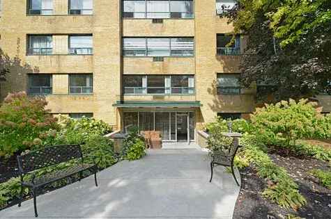 3 Bedroom 137m² Toronto Apartment Rosedale