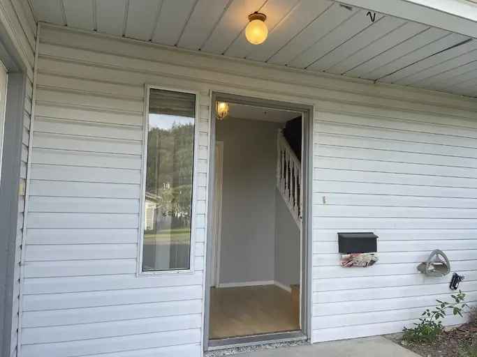 Rent Main Floor House in Abbotsford with 3 Bedrooms and Parking