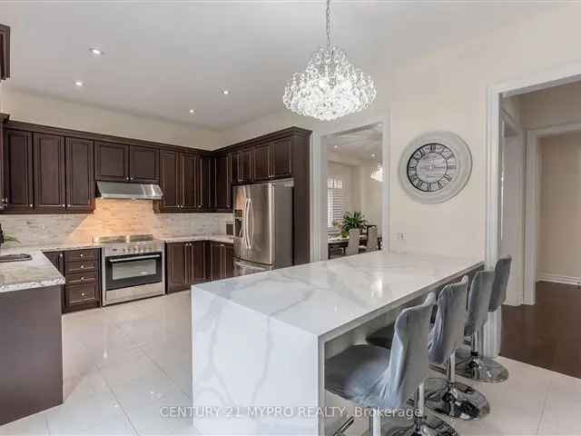 Luxury Detached Home in Aurora Grove Ravine