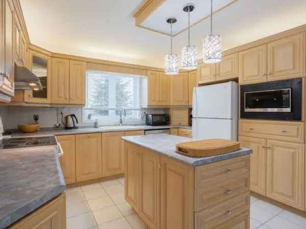 5 Bedroom 2 Bathroom House with Pool and Garage Laval