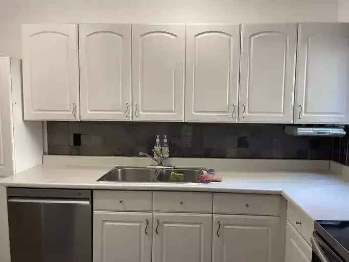 2 Bed 1 Bath Townhouse in Surrey Hyland Creek