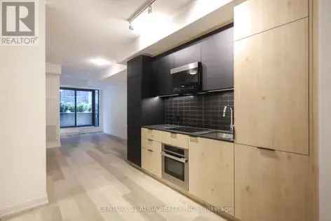 148 m² 1-Bedroom + Den Apartment in Toronto near Distillery District