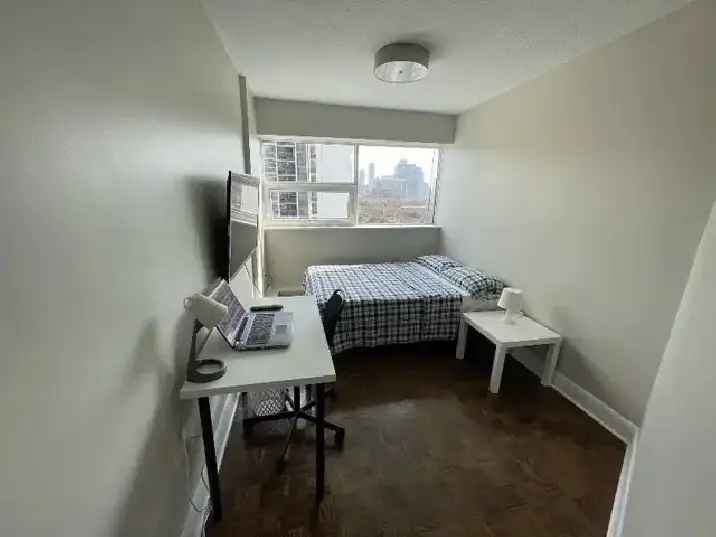 Room for rent in Downtown Toronto Furnished with Utilities Included