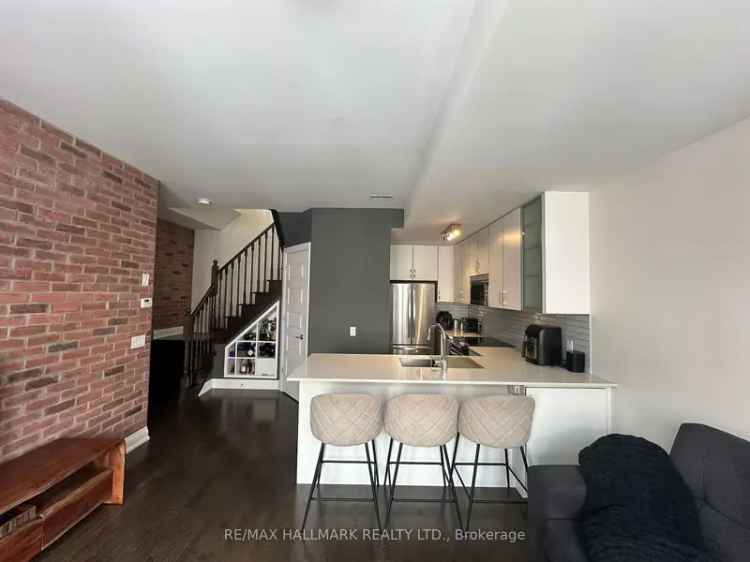 Stunning 2-Storey Woodbridge Condo Townhouse 2 Beds 2 Baths